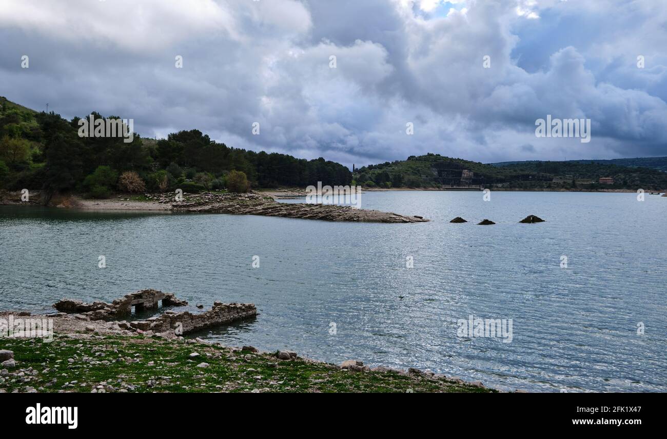 Lago di Santa Rosalia. Künstlicher See und Stausee im Iblei-Gebirge in der Ragusa-Region Siziliens. Die Dächer des untergetauchten Gebäudes zeigen. Stockfoto