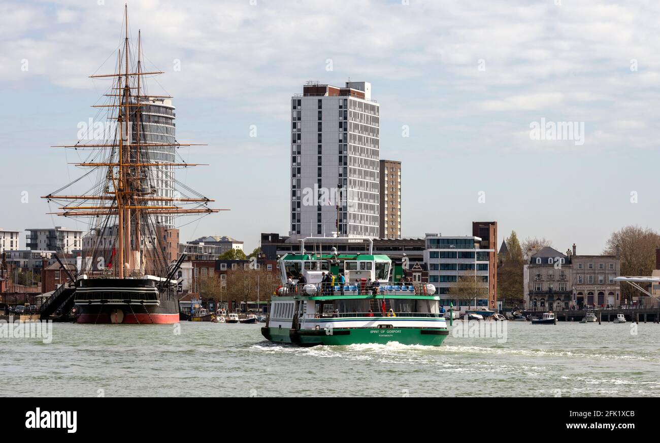 Blick auf die HMS Warrior mit Anlegeplatz im Hafen von Portsmouth, einschließlich der Gosport-Fähre, Spirit of Gosport, Portsmouth, Hampshire, England, VEREINIGTES KÖNIGREICH Stockfoto