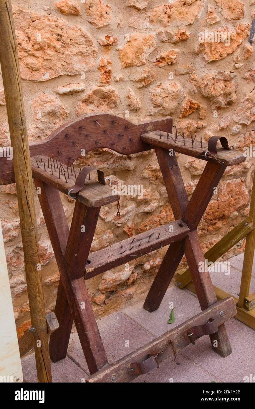 Detail eines Folterstuhls, der von der spanischen Inquisition benutzt wurde Während des Mittelalters, die in einem lokalen ausgesetzt ist Gut Stockfoto
