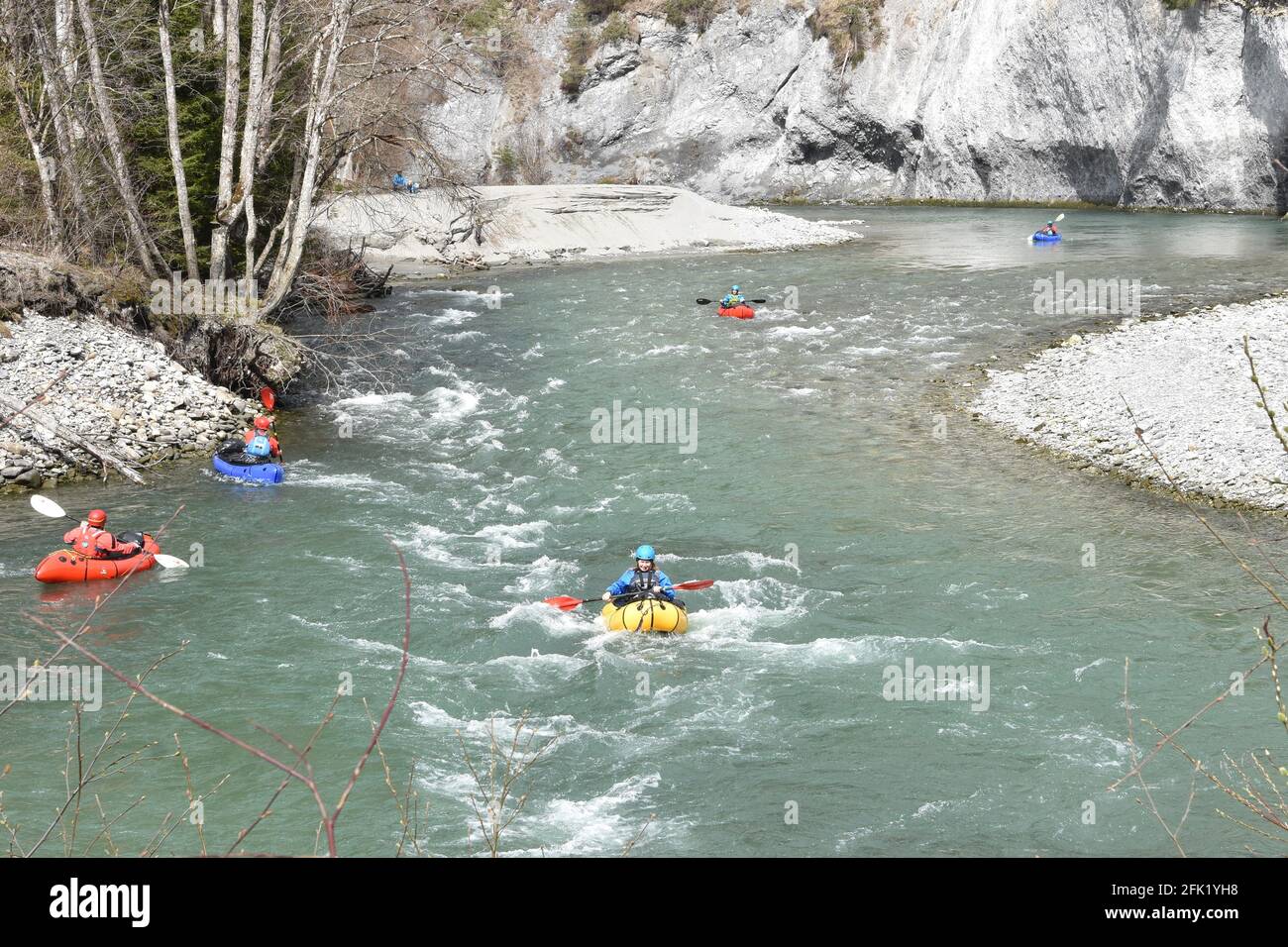 Kajakfahrer auf Wildwasser in der Rheinschlucht Ruinaulta in der Schweiz  Stockfotografie - Alamy