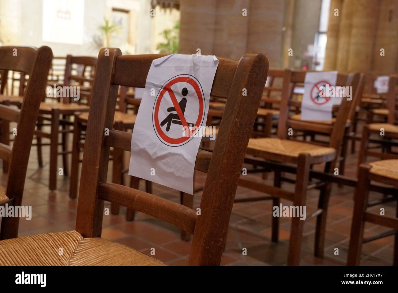 Soziale Distanzierung in der Kirche als neue Normalität in Corona und covid-19-mal. Die Sitze müssen leer bleiben, um den Abstand zu halten. Stockfoto