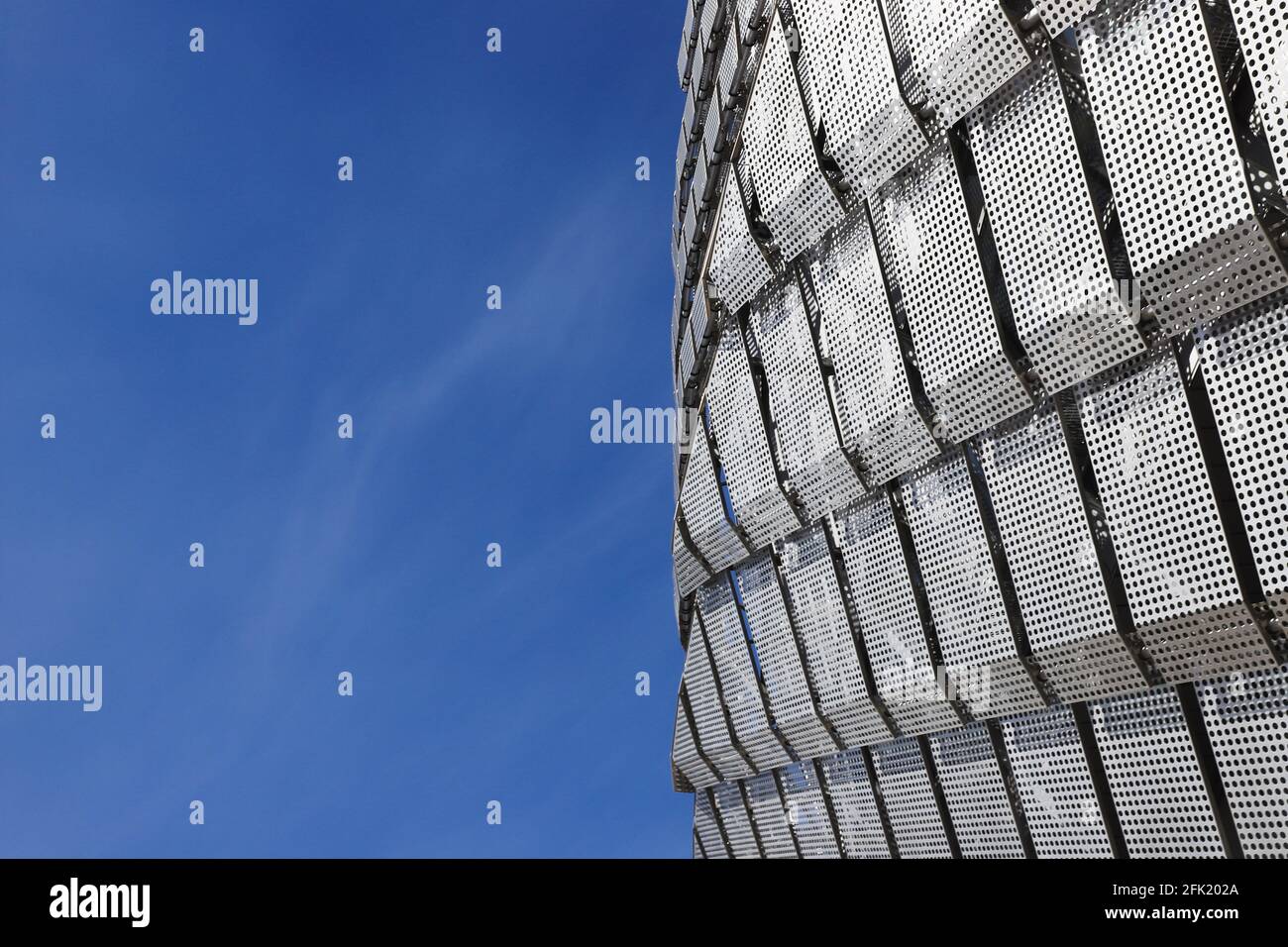 Eine Form der Korbfassade aus perforierten Metallblechen. Stockfoto