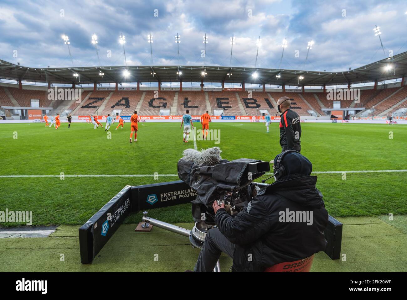 Lubin Polen 24 April 2021 Fussballspiel Polnischer Pko Ekstraklasa Zwischen Kghm Zaglebie Lubin Gegen Piast Gliwice 2 2 Tv Kamera Und Kameramann Stockfotografie Alamy
