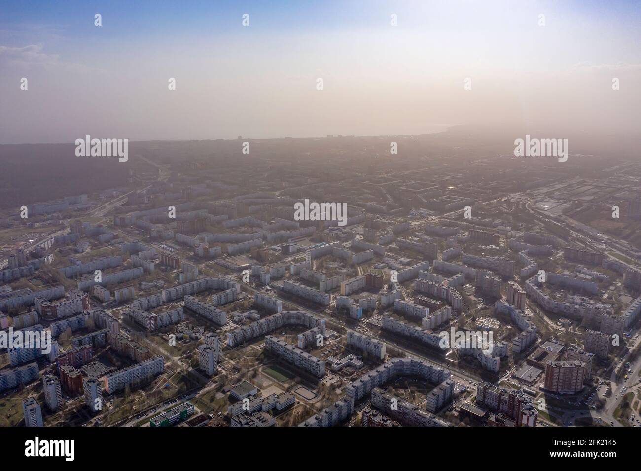 Toljatti, Russland - 22. April 2021: Sonniger Tag, Togliatti mit Blick auf den Avtozawodsky Bezirk. Foto von einem Quadcopter. Stockfoto