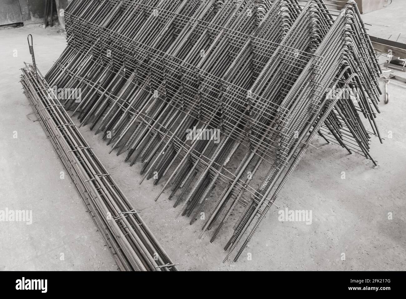 Verstärkung der Betonkonstruktionen auf der Anlage. Ankerlagermaterialien in der Industriewerkstatt. Herstellung von Passungsbauunternehmen. Stockfoto