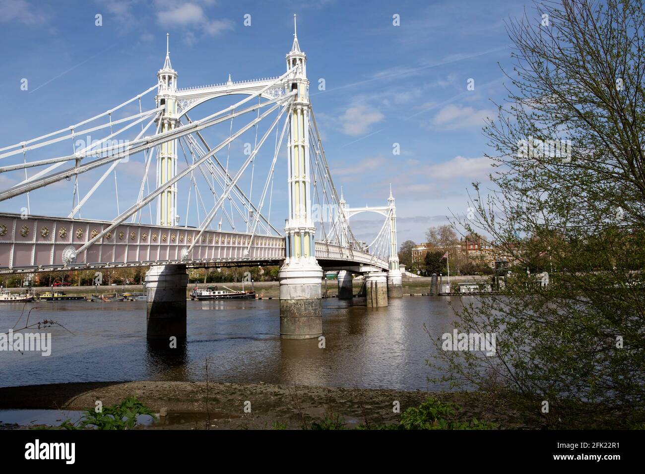 Albert Bridge mit blauem Himmel und weißen Wolken Stockfoto