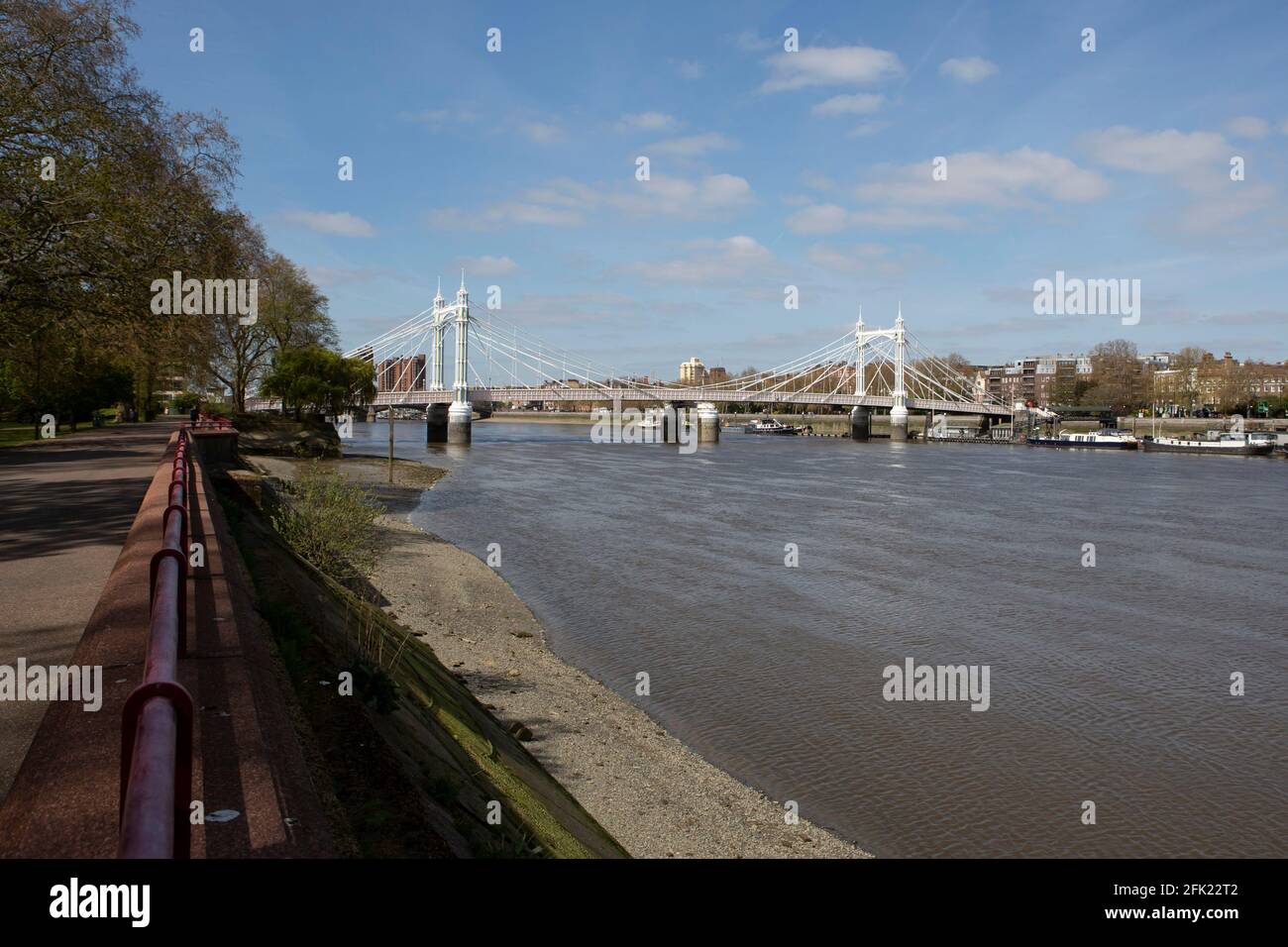 Albert Bridge mit blauem Himmel und weißen Wolken Stockfoto