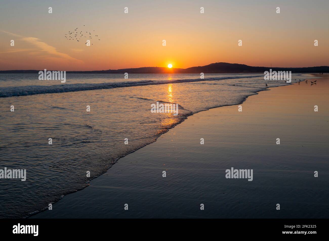 Sonnenuntergang über dem riesigen Sandstrand von Aberavon in Port Talbot, South Wales, Großbritannien Stockfoto