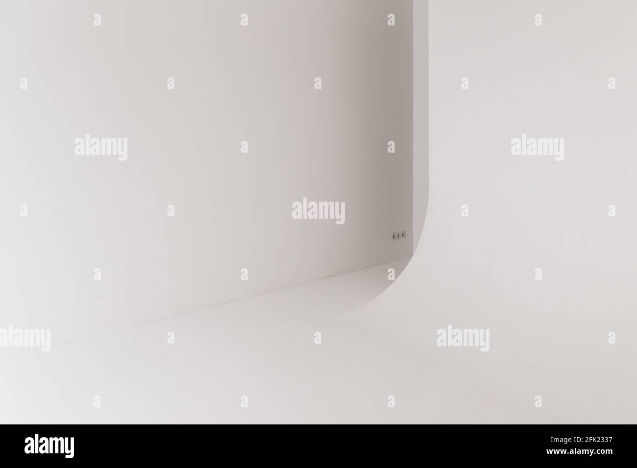 Abstrakt weiß Fotostudio Innenhintergrund, leere leere leere Cyclorama-Struktur mit einem glatten Übergang zwischen horizontalen und vertikalen Ebenen Stockfoto