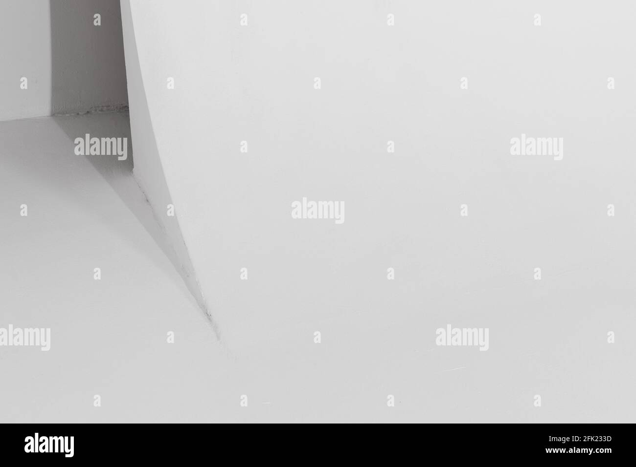 Blank weißes Studiointerieurfragment, weiße Cyclorama-Struktur mit einem glatten Übergang zwischen horizontalen und vertikalen Ebenen. Hintergrundbild Stockfoto
