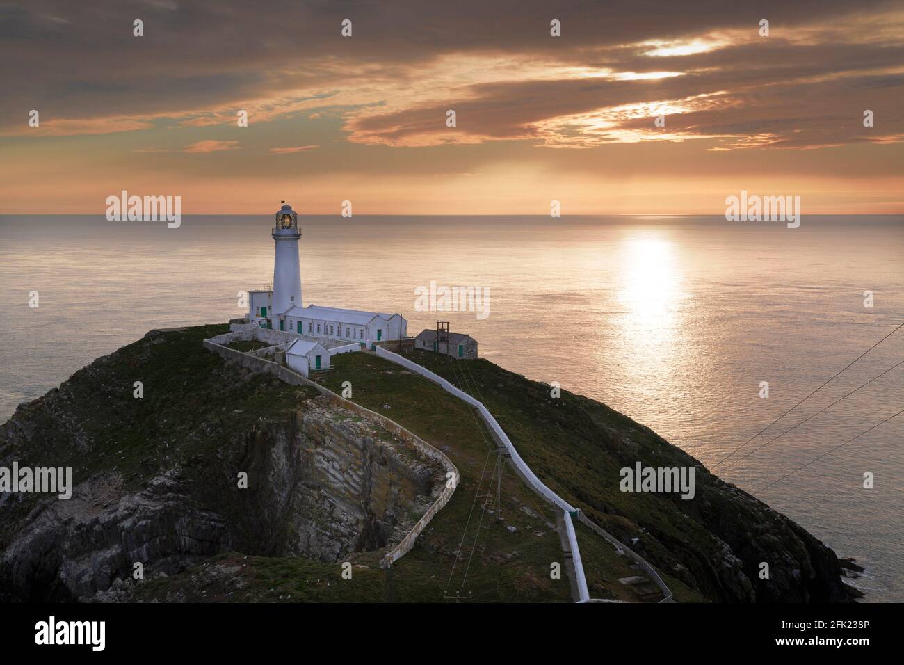 Evening on South Stack Lighthouse erbaut auf dem Gipfel einer kleinen Insel namens Ynys Lawd vor der Nordwestküste von Holy Island, Anglesey, Wales, Großbritannien Stockfoto