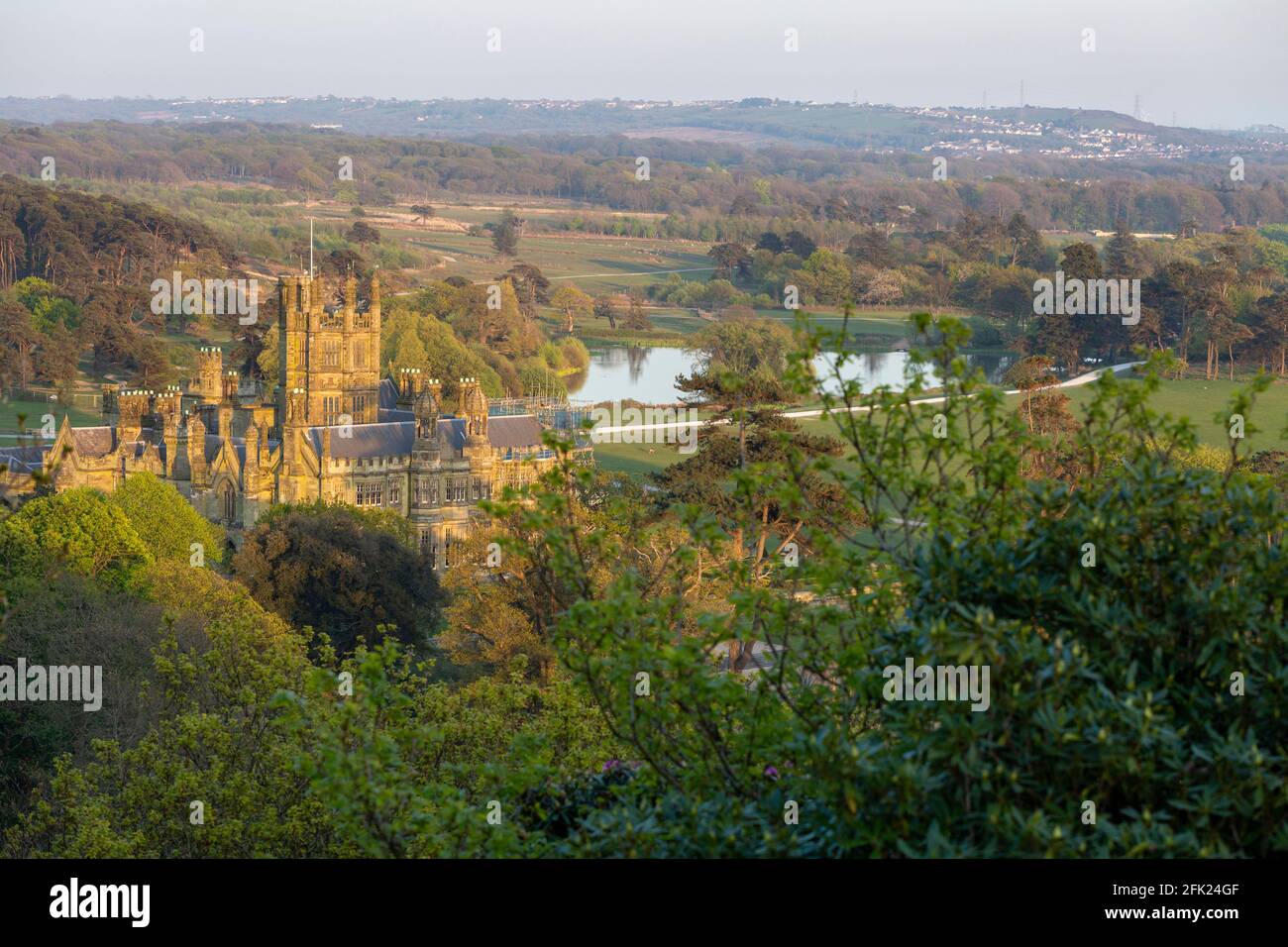 Margam Castle im Margam Park, von den Ruinen von Capel Mair in Port Talbot, Großbritannien, aus gesehen Stockfoto