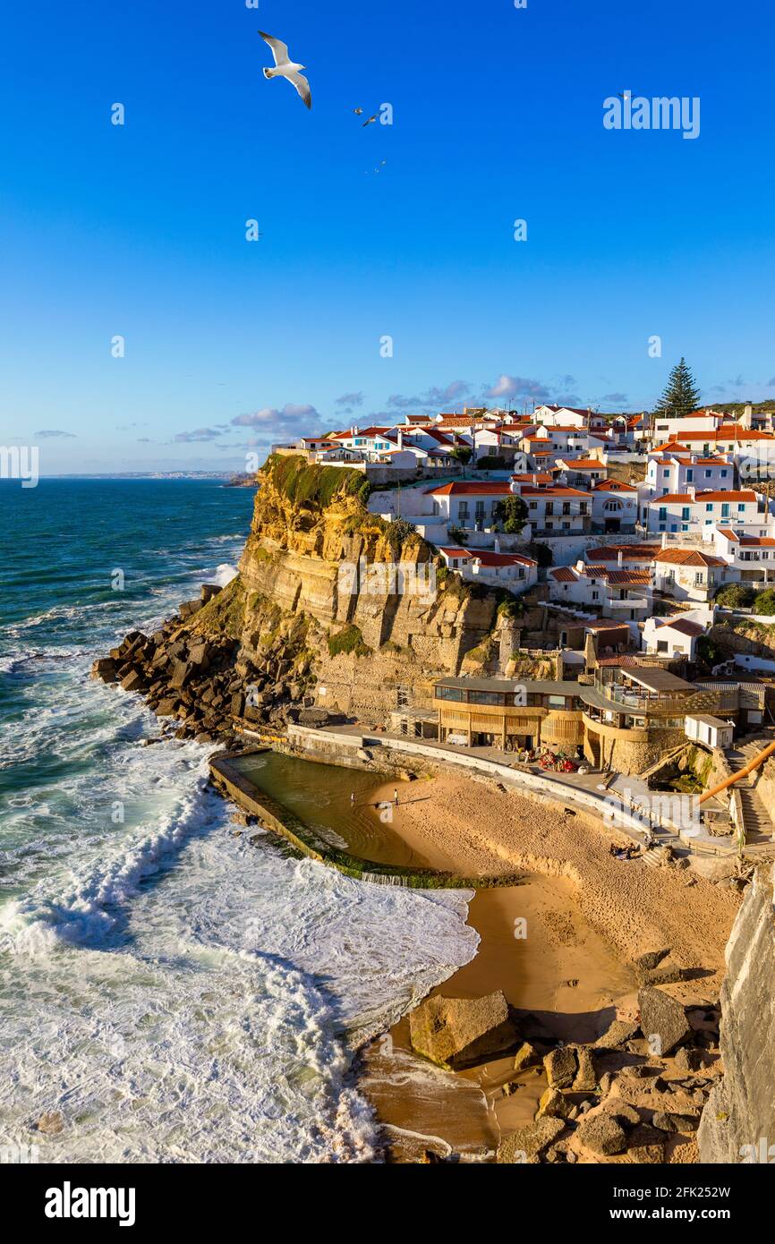 Azenhas do Mar ist eine Küstenstadt in der Gemeinde Sintra, Portugal. In der Nähe von Lissabon. Azenhas do Mar weißes Dorf, Klippen und Meer, Sintra, Hafen Stockfoto