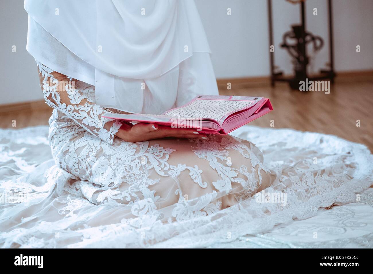 Nahaufnahme eines jungen Muslims, der den Koran, das heilige islamische Buch, liest Stockfoto