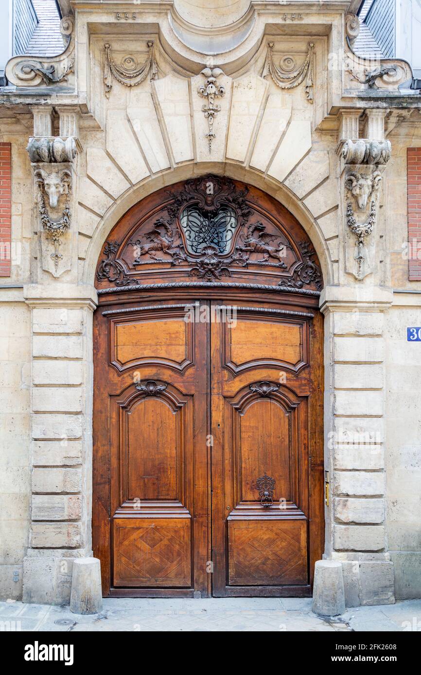 Kunstvolle Holztüren im Marais, Paris, Ile-de-France, Frankreich Stockfoto