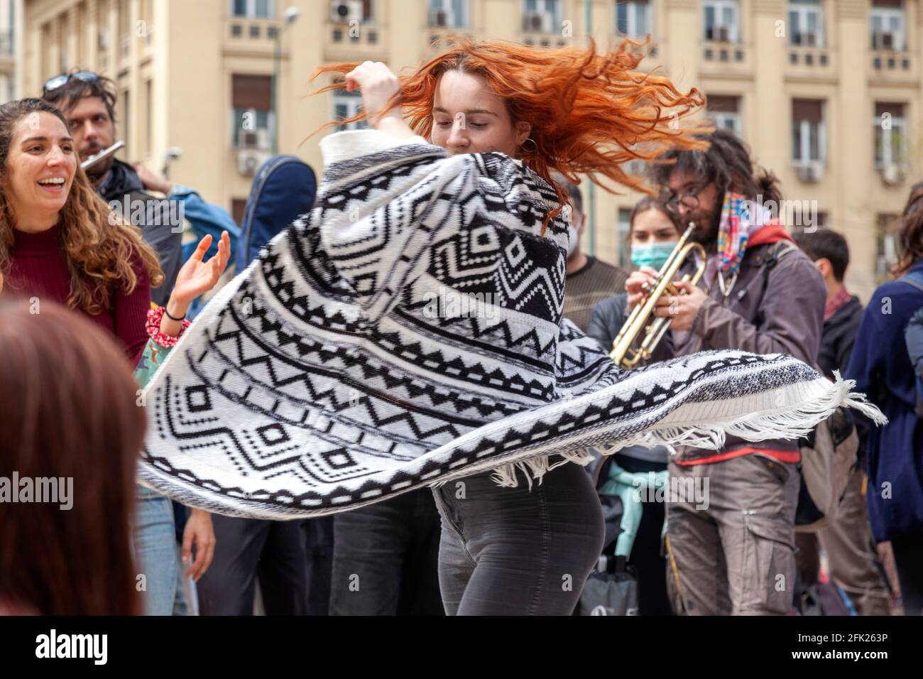 Junges Mädchen, das anmutig tanzt, während einer musikalischen Veranstaltung der Unterstützungskunstarbeiterproteste im April 2021 in Athen, Griechenland. Stockfoto