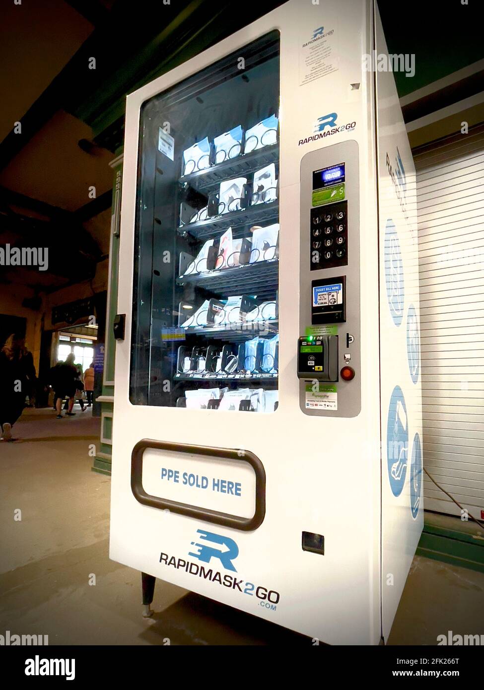 PSA liefert während der Covid-19-Pandemie einen öffentlichen Verkaufsautomaten Stockfoto