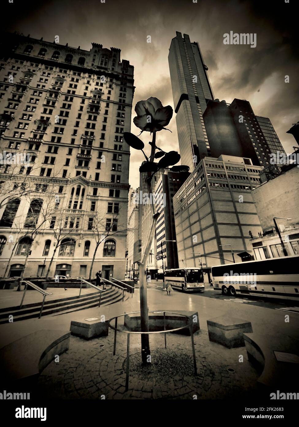 Rose III, 2016, von Isa Genzken. Aus Aluminium, verzinktem Stahl und Lack. Gelegen im Zuccotti Park am World Trade Center Stockfoto