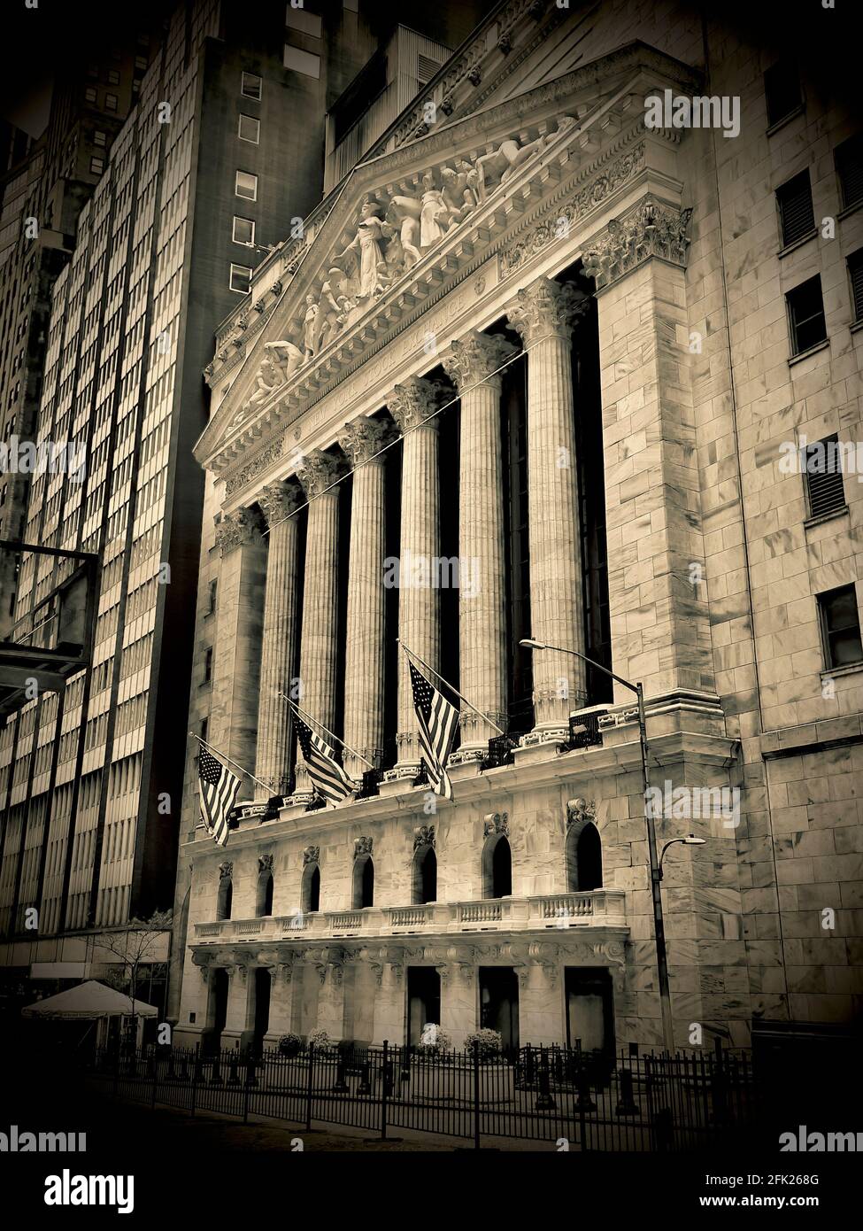 Fassade des New Yorker Börsengebäudes im Finanzdistrikt von Lower Manhattan. Stockfoto
