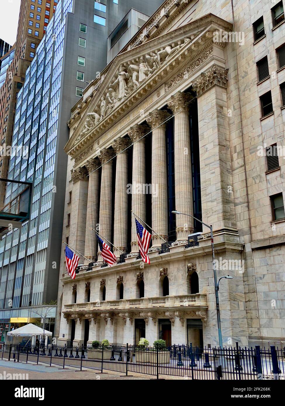 Fassade des New Yorker Börsengebäudes im Finanzdistrikt von Lower Manhattan. Stockfoto
