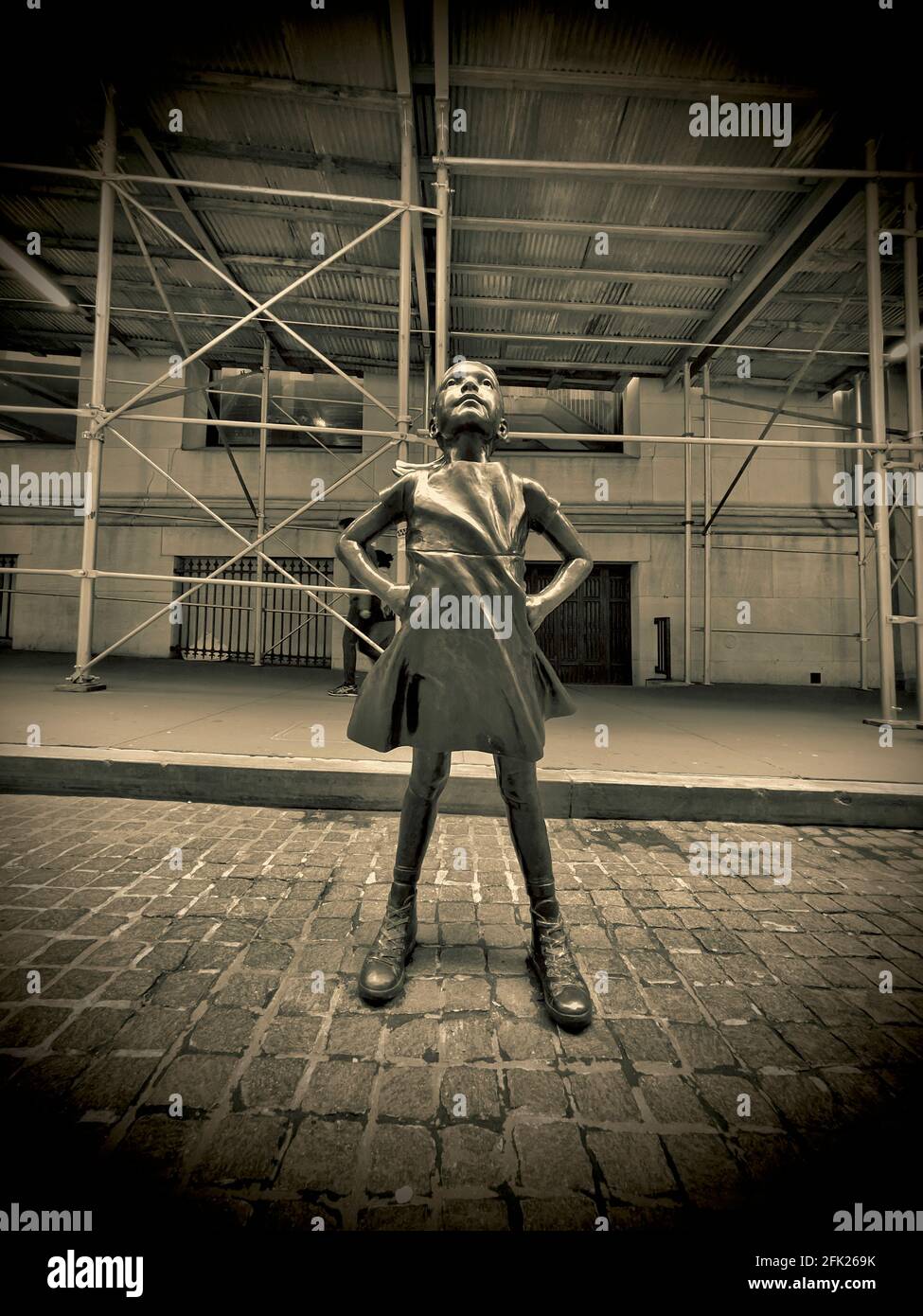 Fearless Girl Bronzestatue von Kristen Visbal im Finanzviertel im Viertel Lower Manhattan in New York City, NY, USA Stockfoto