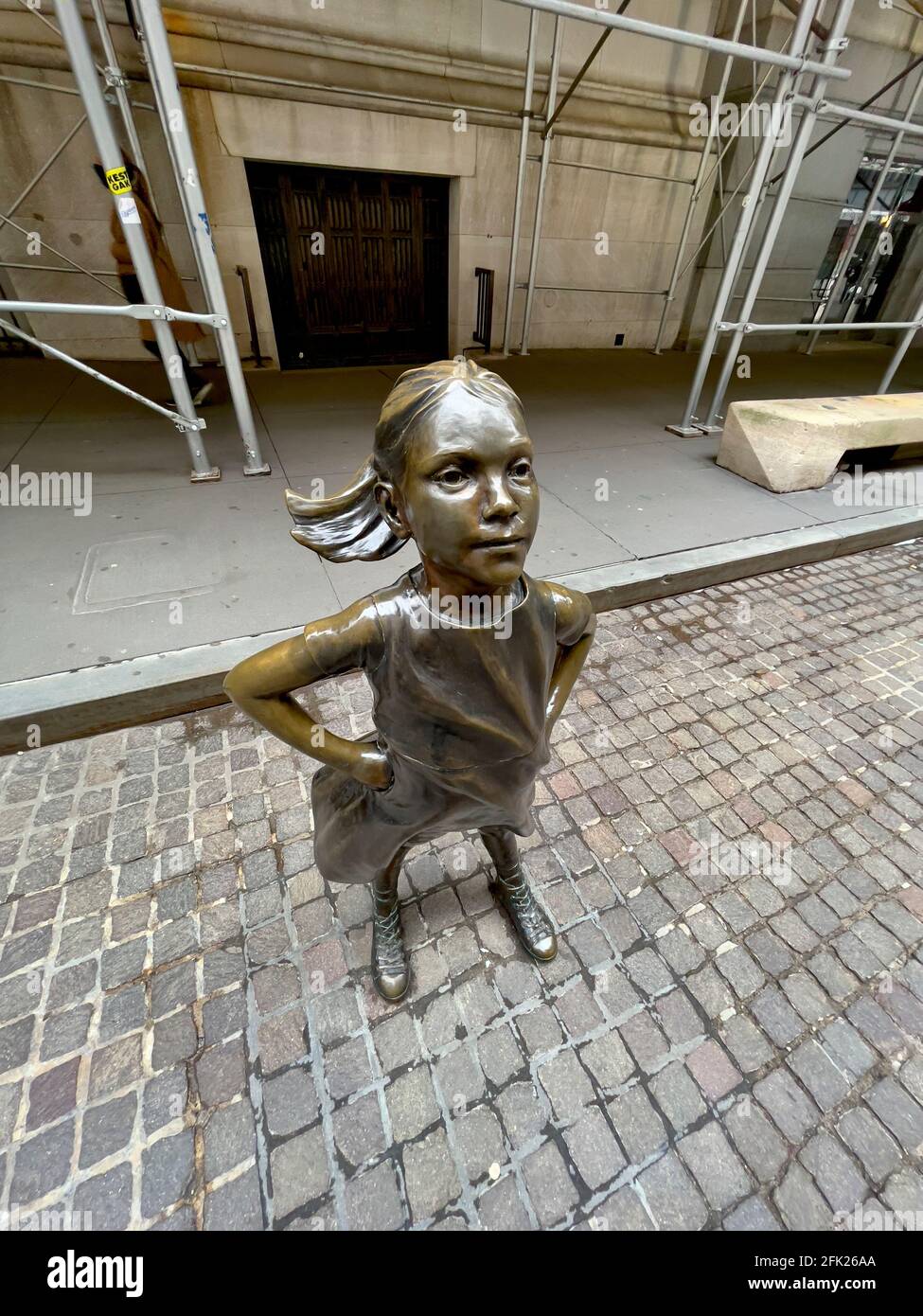 Fearless Girl Bronzestatue von Kristen Visbal im Finanzviertel im Viertel Lower Manhattan in New York City, NY, USA Stockfoto