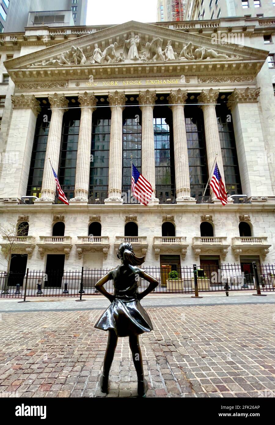 Fearless Girl Bronzestatue von Kristen Visbal im Finanzviertel im Viertel Lower Manhattan in New York City, NY, USA Stockfoto