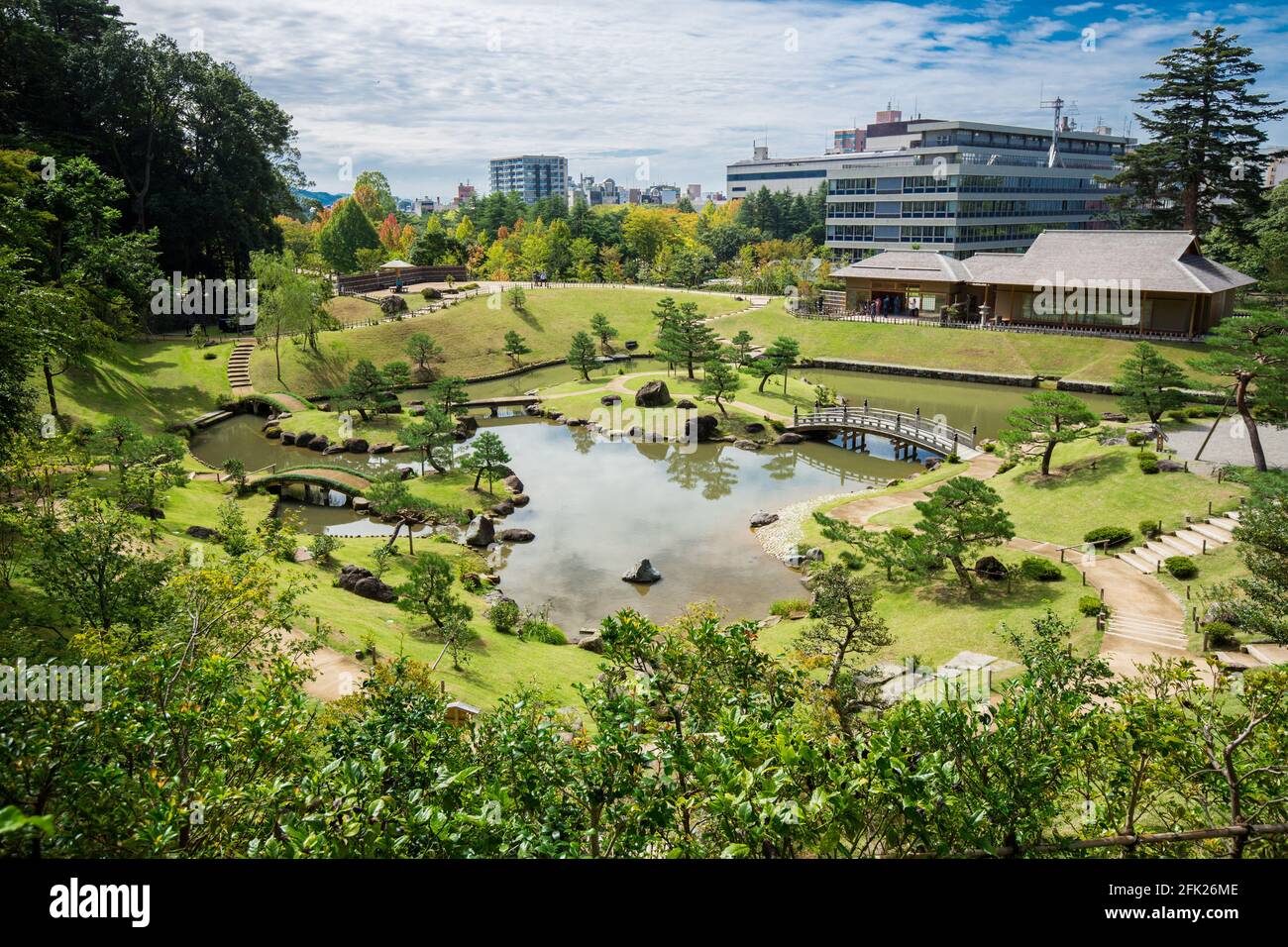 Kenrokuen Garden, Kenroku-en Gardens, Kanazawa Castle, Japan. Schöner japanischer friedlicher Zen-Park mit Teichwasser und Pfad mit kleinen Brücken Stockfoto