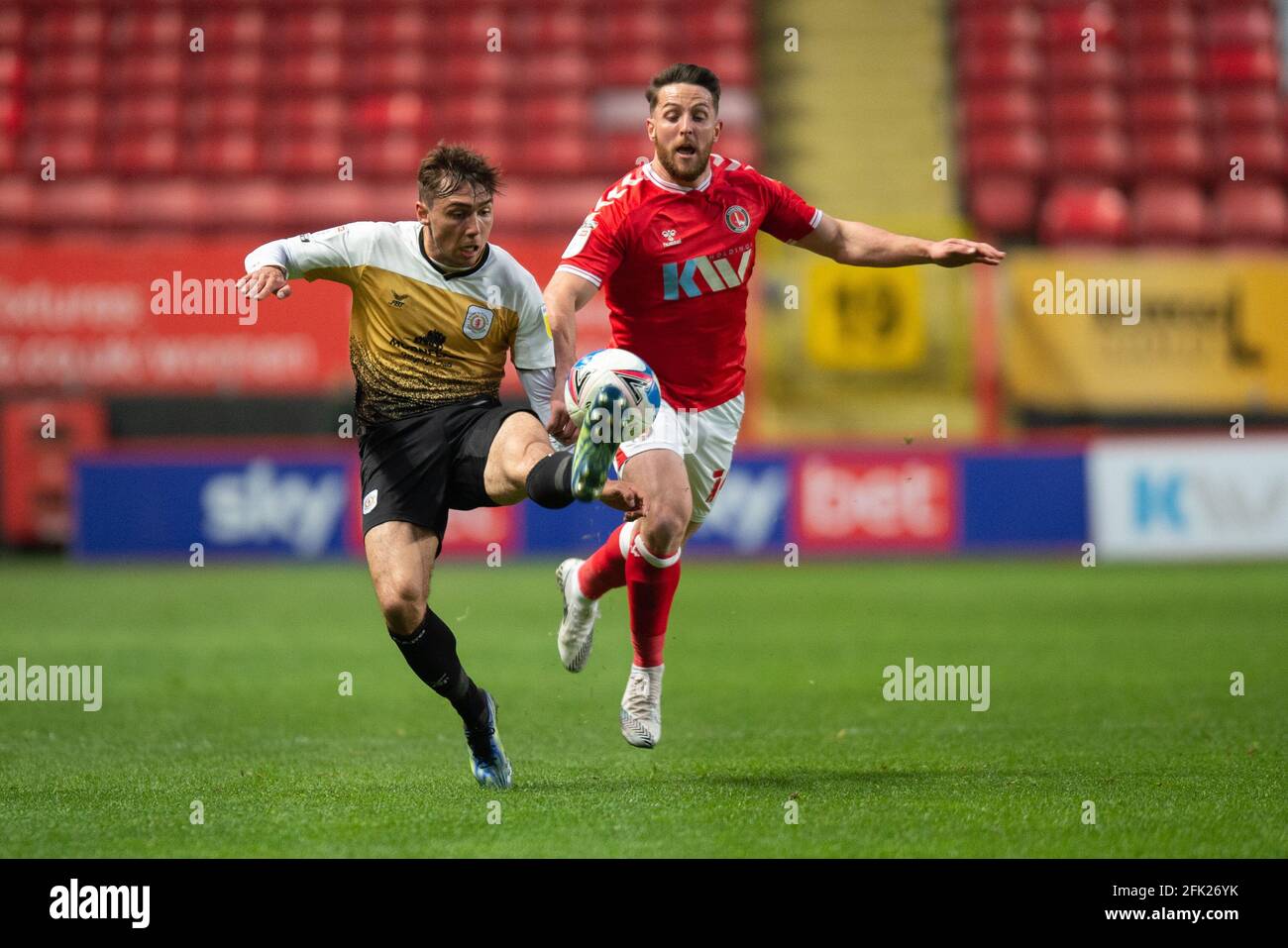 London, Großbritannien. April 2021. Harry Pickering von Crewe Alexandra und Conor Washington von Charlton Athletic während des Sky Bet League 1-Spiels hinter verschlossenen Türen zwischen Charlton Athletic und Crewe Alexandra am 27. April 2021 im Valley, London, England. Foto von Alan Stanford/Prime Media Images. Quelle: Prime Media Images/Alamy Live News Stockfoto