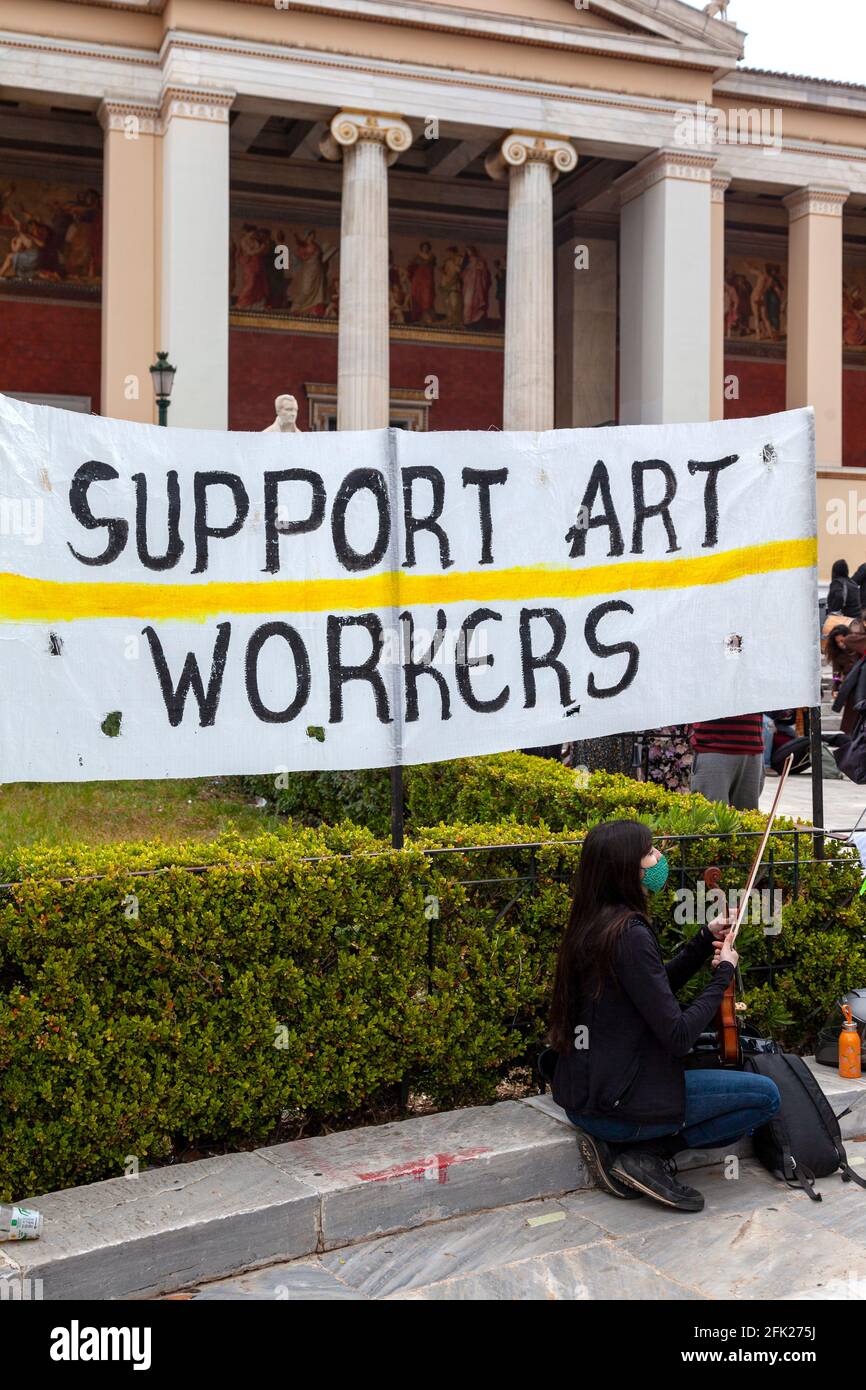 Banner der Unterstützungskunstarbeiterbewegung, ein Protest von Kunstschaffenden, hauptsächlich Musikern, gegen die Gleichgültigkeit der griechischen Regierung. Stockfoto