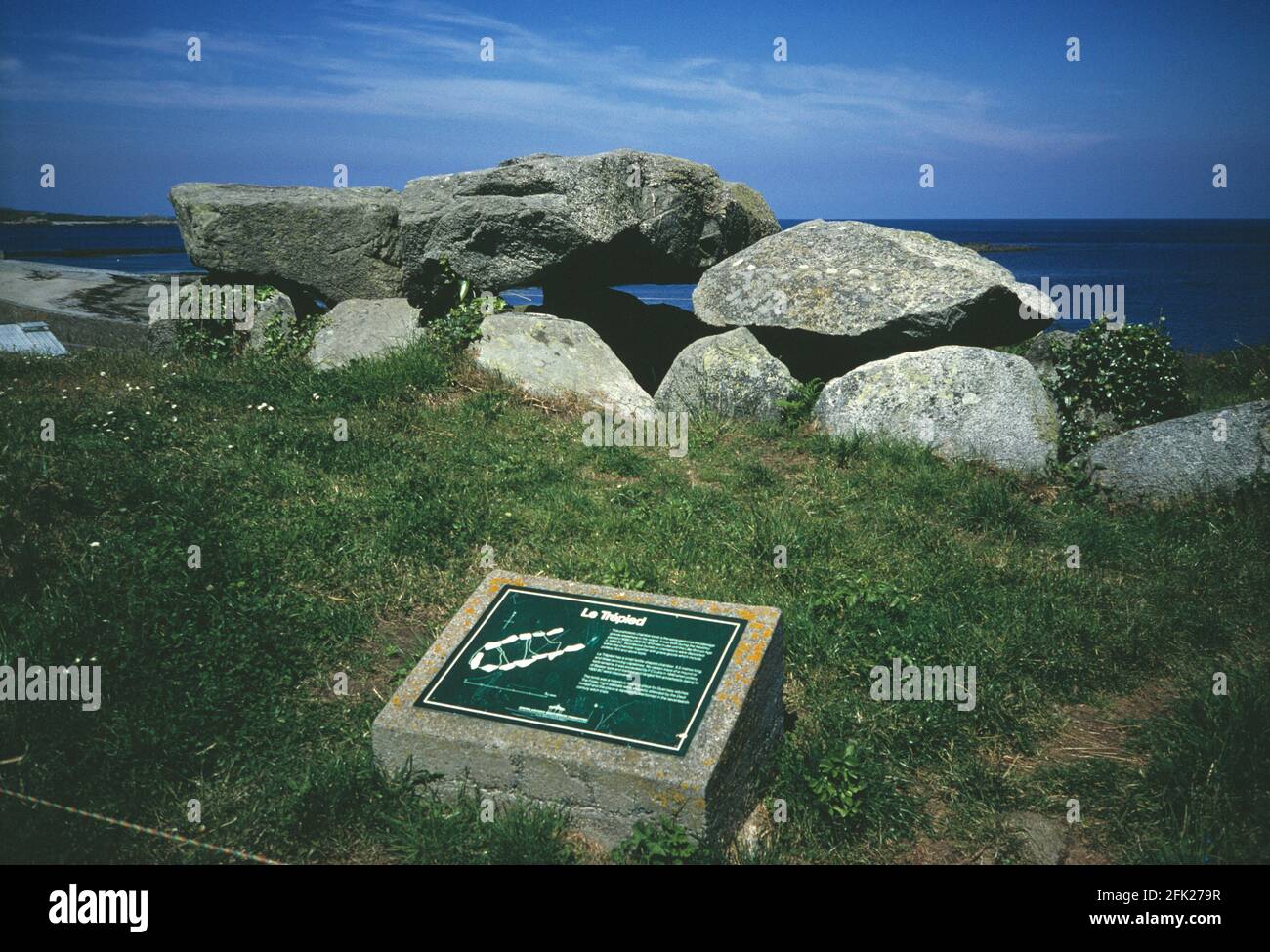 Kanalinseln. Guernsey. La Rocques. Le Trepied Megalithische Grabkammer. Stockfoto