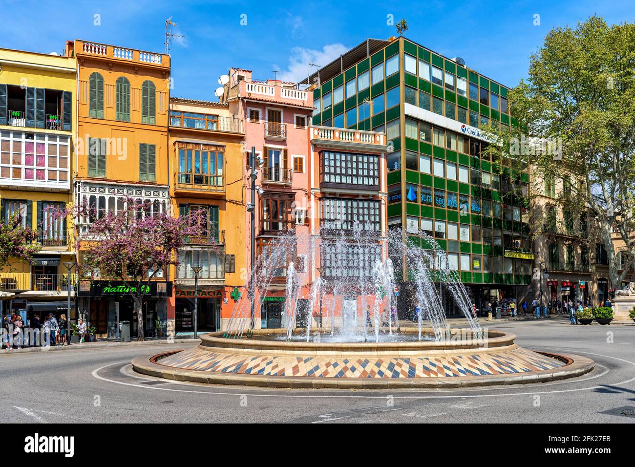 Brunnen und buntes Gebäude auf der Plaza de la Reina in Palma de Mallorca, Spanien. Stockfoto