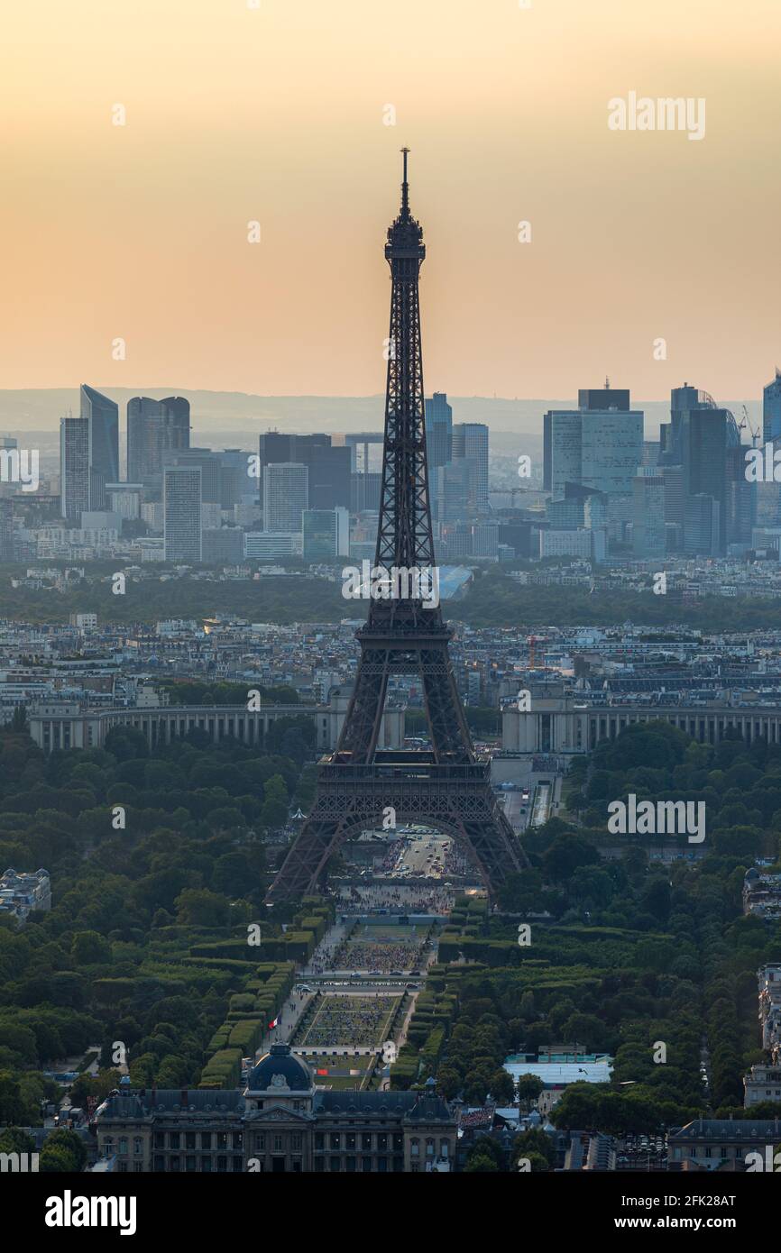 Blick auf Paris und den Eiffelturm von Montparnasse. Blick auf den Eiffelturm von Montparnasse bei Sonnenuntergang, Blick auf den Eiffelturm und La Defense dis Stockfoto