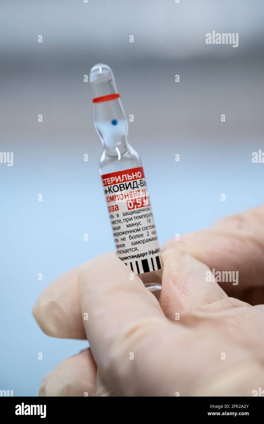 Russischer Sputnik-V-Coronavirus-Impfstoff COVID-19 .Coronavirus-Impfstoff Gam Covid Vac Ampulle in einer Hand des Arztes. Moskau, Russland - 27. April 2021 Stockfoto