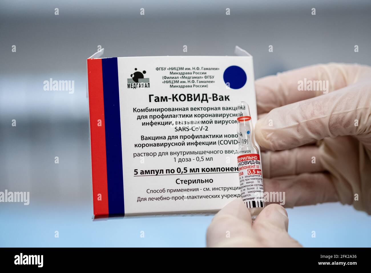 Russischer Sputnik-V-Coronavirus-Impfstoff COVID-19 .Coronavirus-Impfstoff Gam Covid Vac Ampulle in einer Hand des Arztes. Moskau, Russland - 27. April 2021 Stockfoto