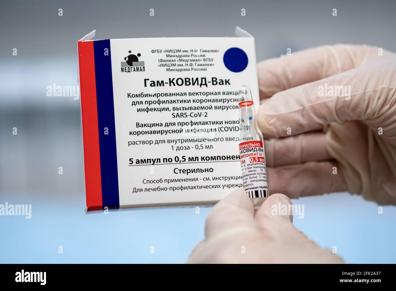 Russischer Sputnik-V-Coronavirus-Impfstoff COVID-19 .Coronavirus-Impfstoff Gam Covid Vac Ampulle in einer Hand des Arztes. Moskau, Russland - 27. April 2021 Stockfoto
