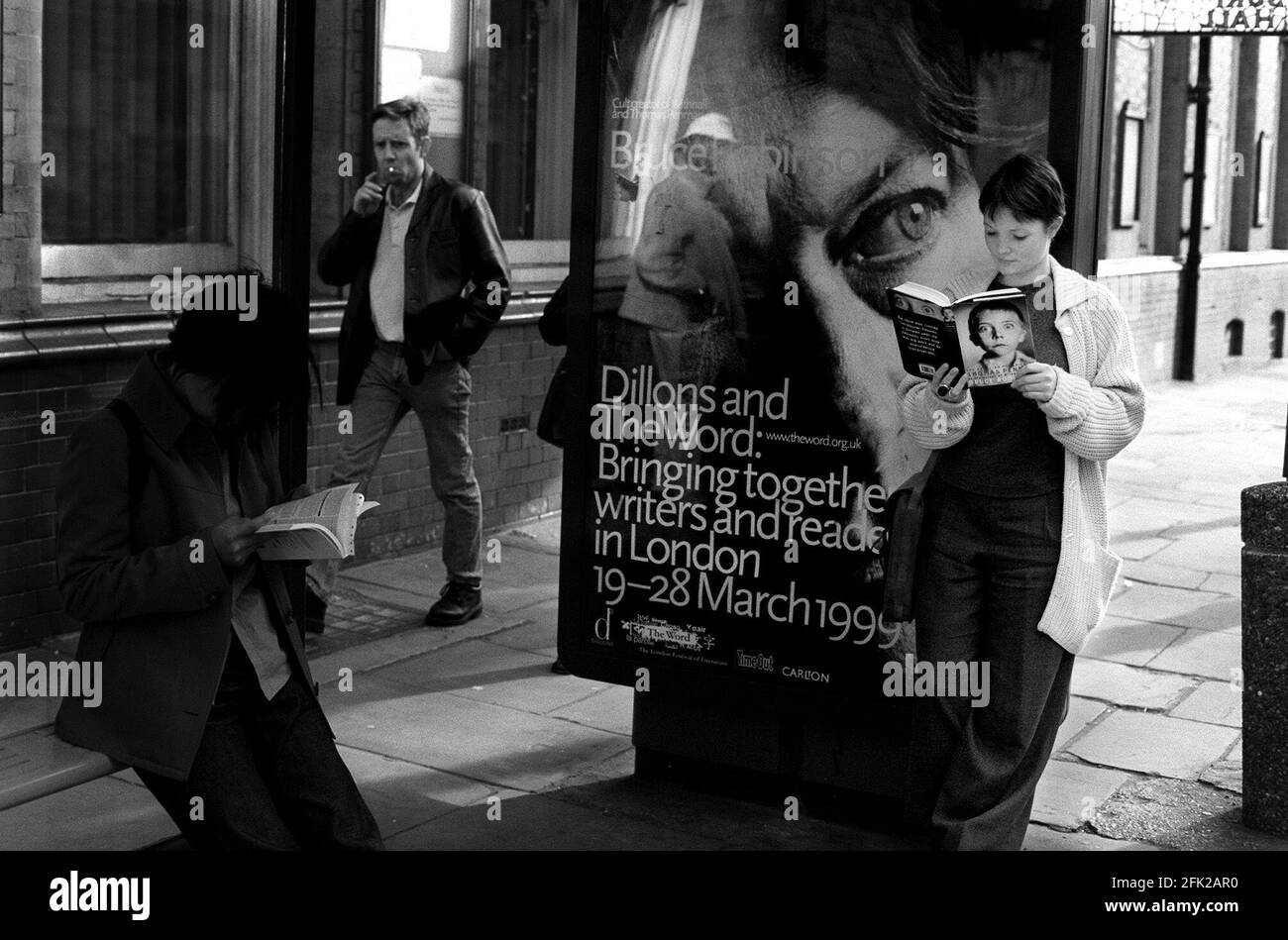 Ein Poster an einer Londoner Bushaltestelle wirbt für „The Word“ Literarisches Festival, das eine Woche lang Veranstaltungen in London anbietet Stockfoto
