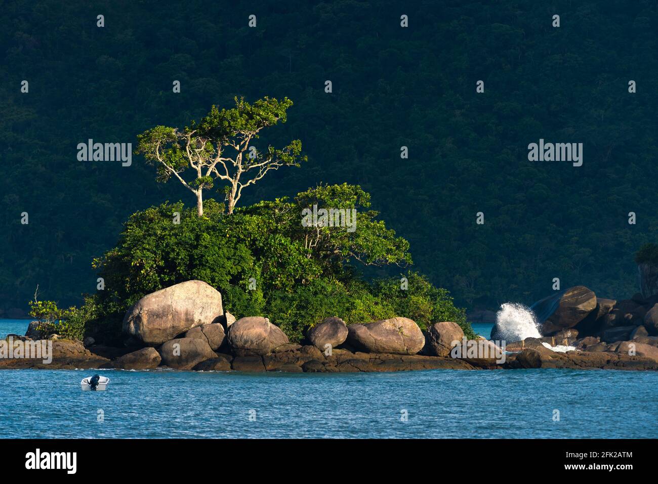 Kleine Insel in der Nähe von Castelhanos Beach, Ilhabela, Brasilien Stockfoto