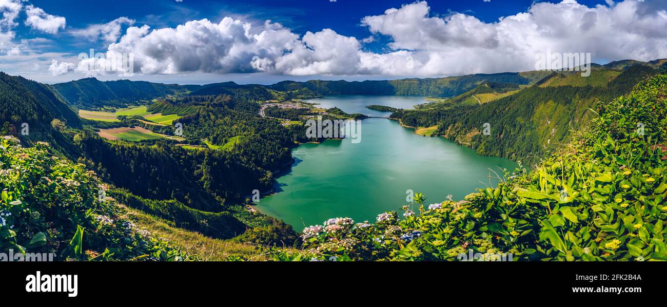 Schöne Aussicht auf Seven Cities See 'Lagoa das Sete Cidades' von Vista do Rei Aussichtspunkt in São Miguel Insel, Azoren, Portugal. Lagune der Sieben C. Stockfoto