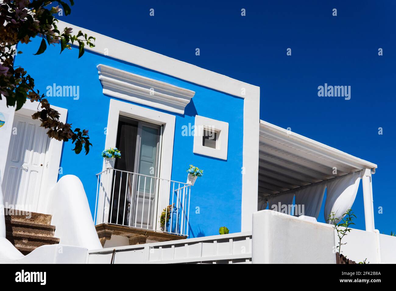 Kreative Perspektive ein modernes, einstöckiges Gebäude in Blau und Weiß Ein klarer Himmel Stockfoto
