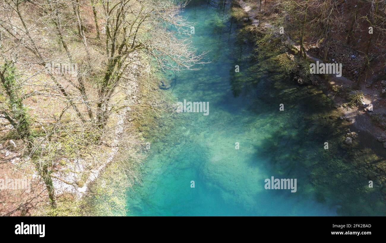 Luftaufnahme der blauen und grünen Wasserfarbe des Gebirgsflusses Kupa Quelle, tief in den felsigen Bergen von Risnjak, Nationalpark in Kroatien Stockfoto