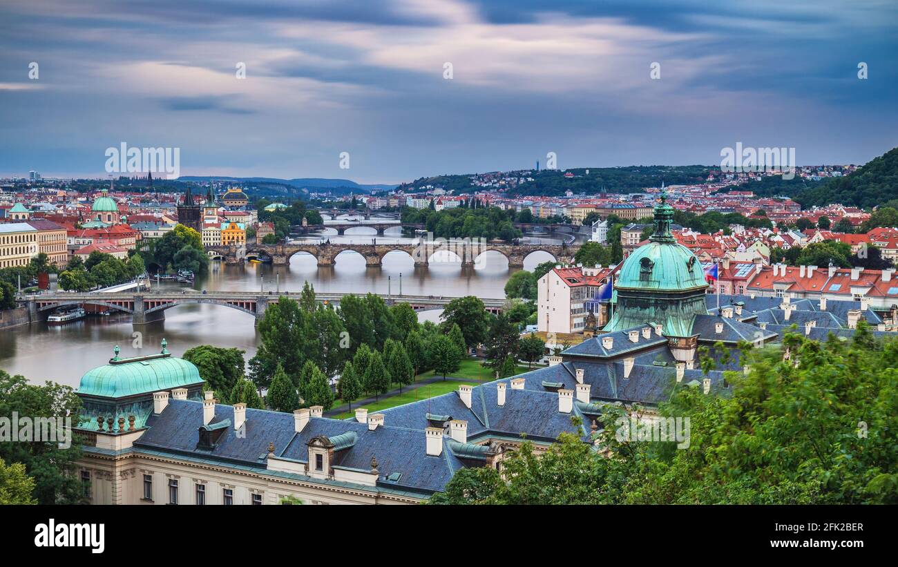 Prag, Tschechische Republik Panorama mit historischen Karlsbrücke und Moldau an einem sonnigen Tag. Stockfoto