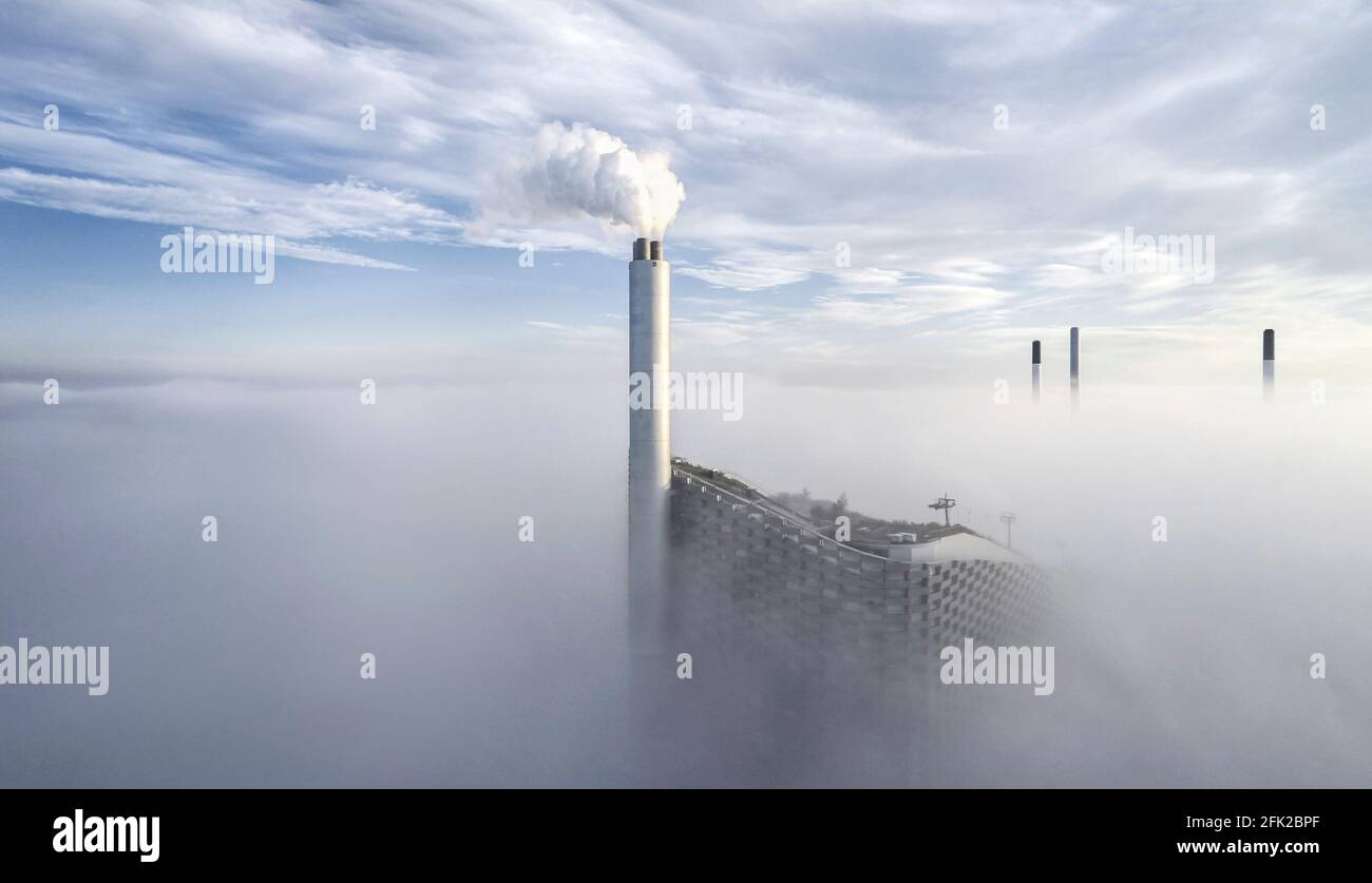 Fernsicht mit Wolken. Kraftwerk CoppenHill, Kopenhagen, Dänemark. Architekt: BIG Bjarke Ingels Group, 2019. Stockfoto