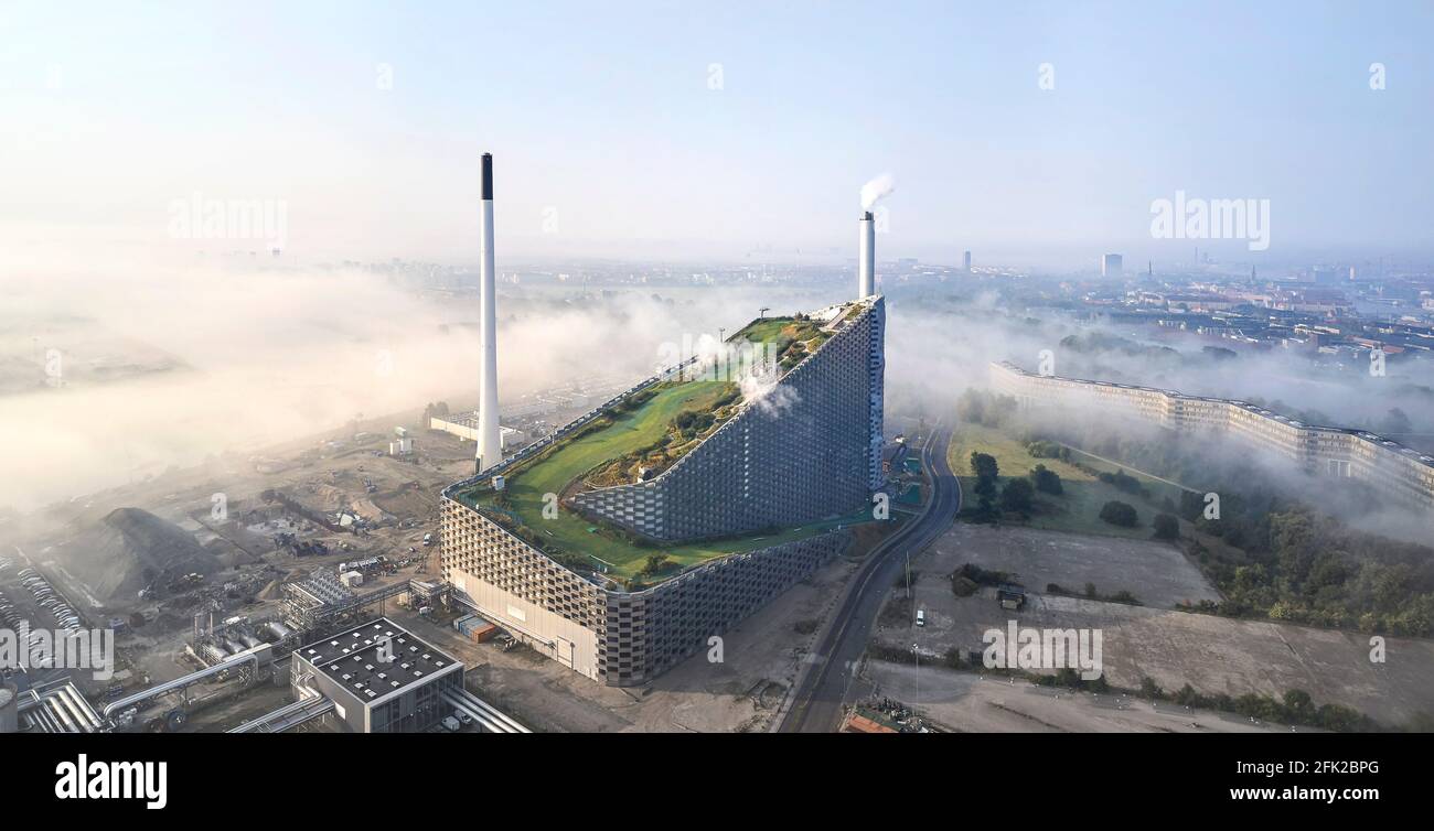 Fernsicht mit Wolken und Kontext. Kraftwerk CoppenHill, Kopenhagen, Dänemark. Architekt: BIG Bjarke Ingels Group, 2019. Stockfoto