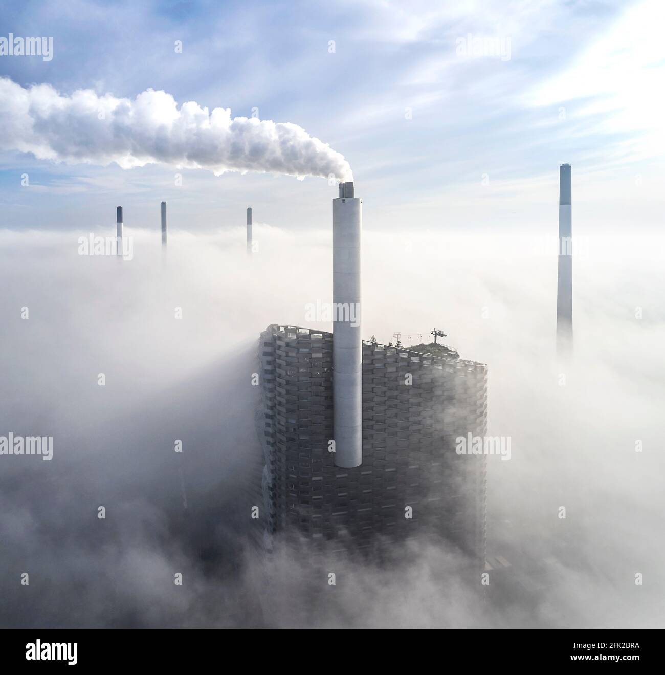Fernsicht mit Wolken. Kraftwerk CoppenHill, Kopenhagen, Dänemark. Architekt: BIG Bjarke Ingels Group, 2019. Stockfoto