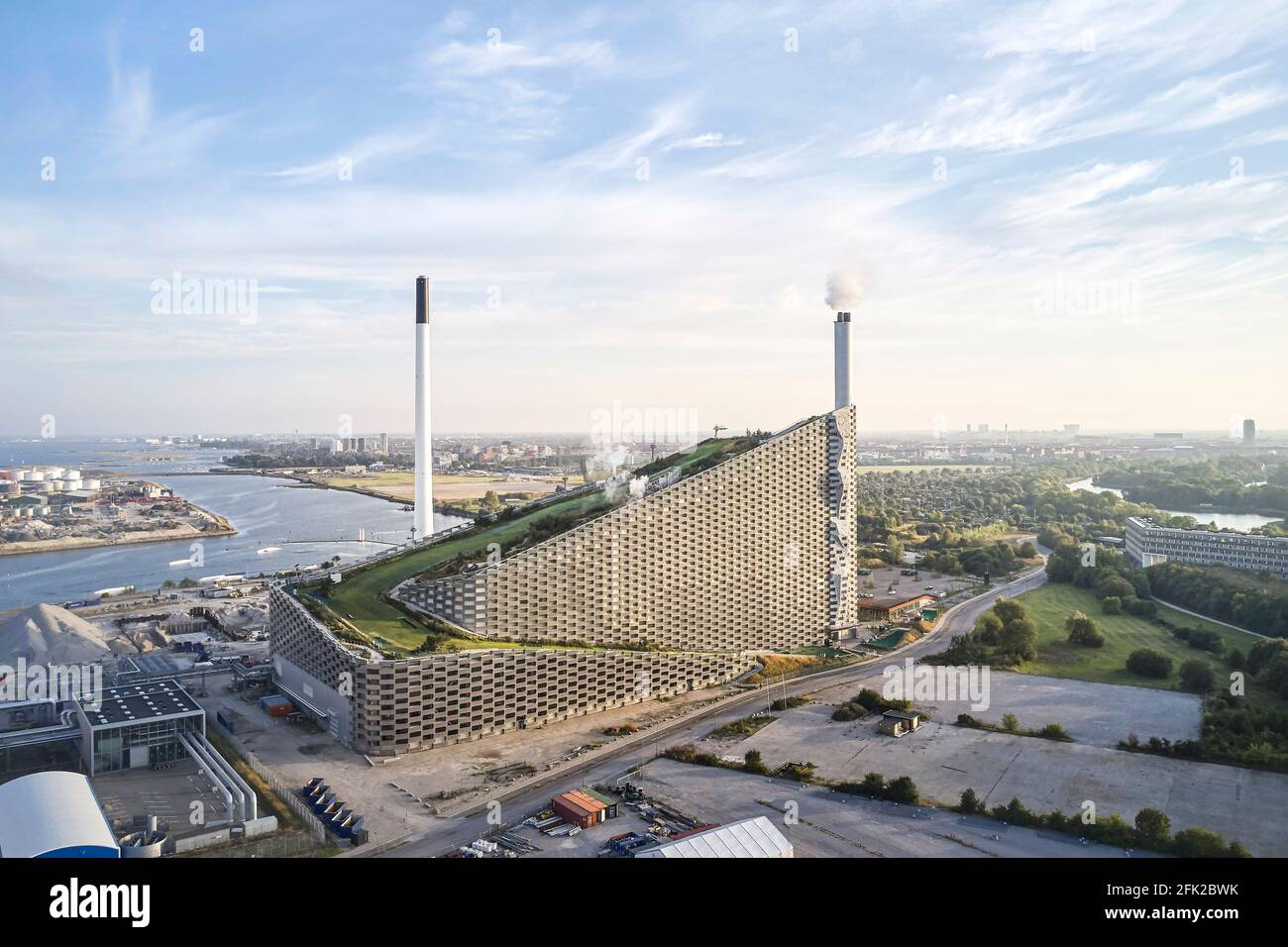 Fernsicht mit Wolken und Wasserstraßen. Kraftwerk CoppenHill, Kopenhagen, Dänemark. Architekt: BIG Bjarke Ingels Group, 2019. Stockfoto