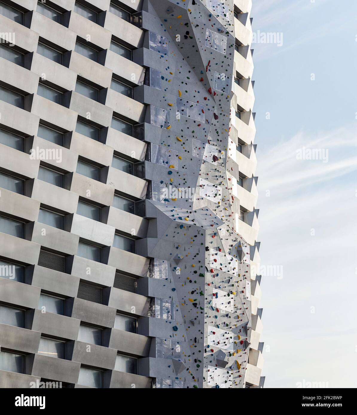 Außenhaut mit Kletterwand. Kraftwerk CoppenHill, Kopenhagen, Dänemark. Architekt: BIG Bjarke Ingels Group, 2019. Stockfoto