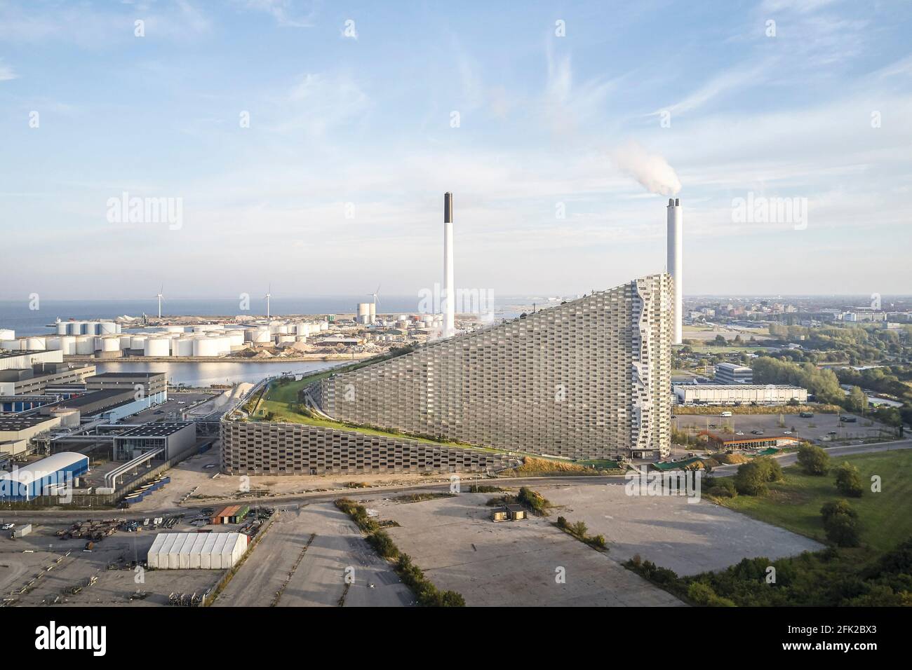 Fernsicht mit Wolken. Kraftwerk CoppenHill, Kopenhagen, Dänemark. Architekt: BIG Bjarke Ingels Group, 2019. Stockfoto