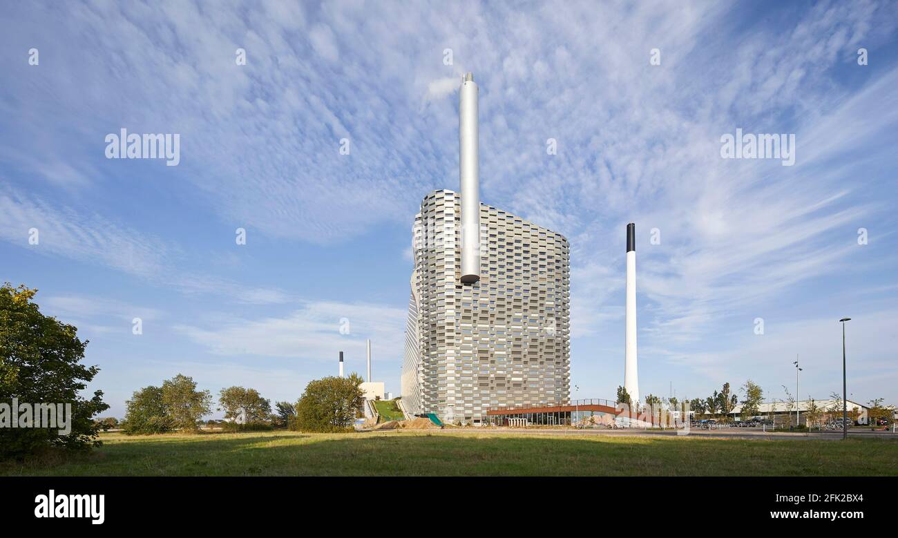 Kraftwerk in Grün eingebettet. Kraftwerk CoppenHill, Kopenhagen, Dänemark. Architekt: BIG Bjarke Ingels Group, 2019. Stockfoto
