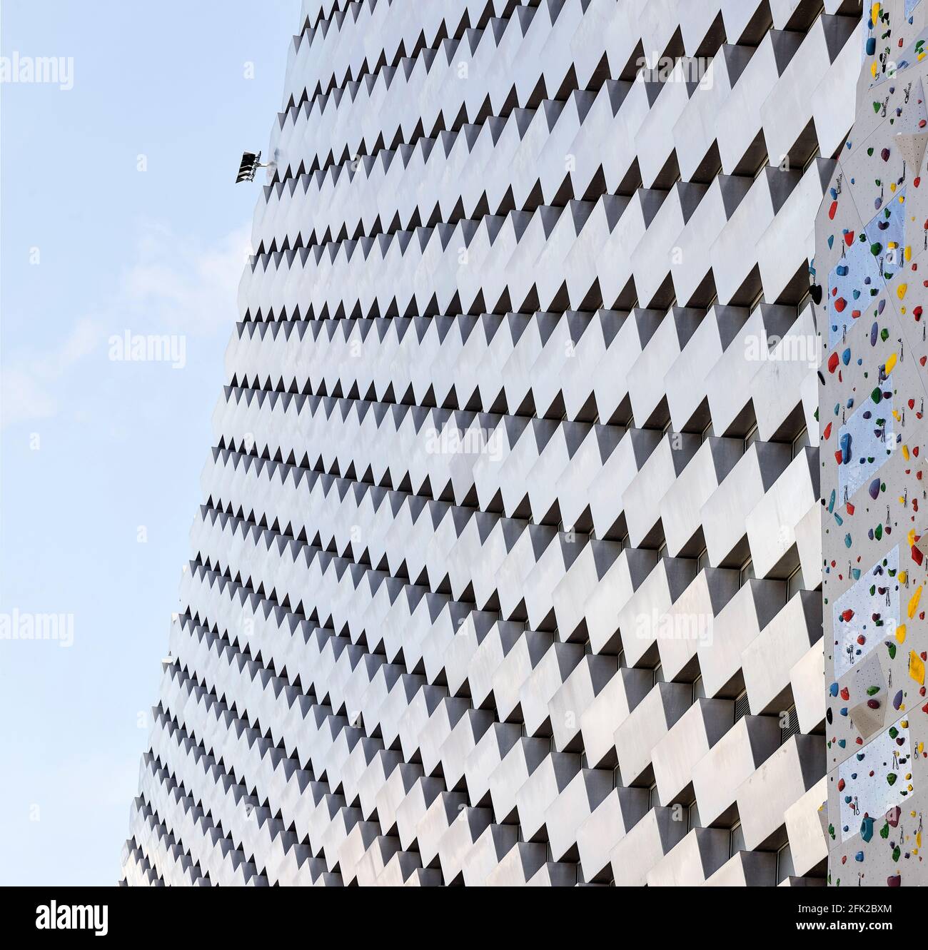 Außenverkleidung und Kletterwand. Kraftwerk CoppenHill, Kopenhagen, Dänemark. Architekt: BIG Bjarke Ingels Group, 2019. Stockfoto